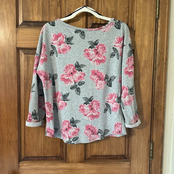 Divided 3/4 sleeve top with pink florals size medium - Picture 2 of 4